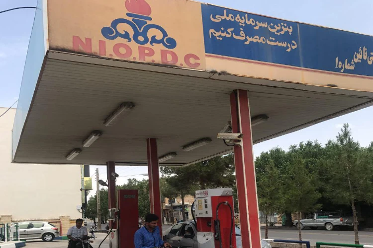 نمای کامپوزیت پمپ بنزین قرمز